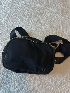Lululemon Black Nylon Zip Crossbody Belt Bag